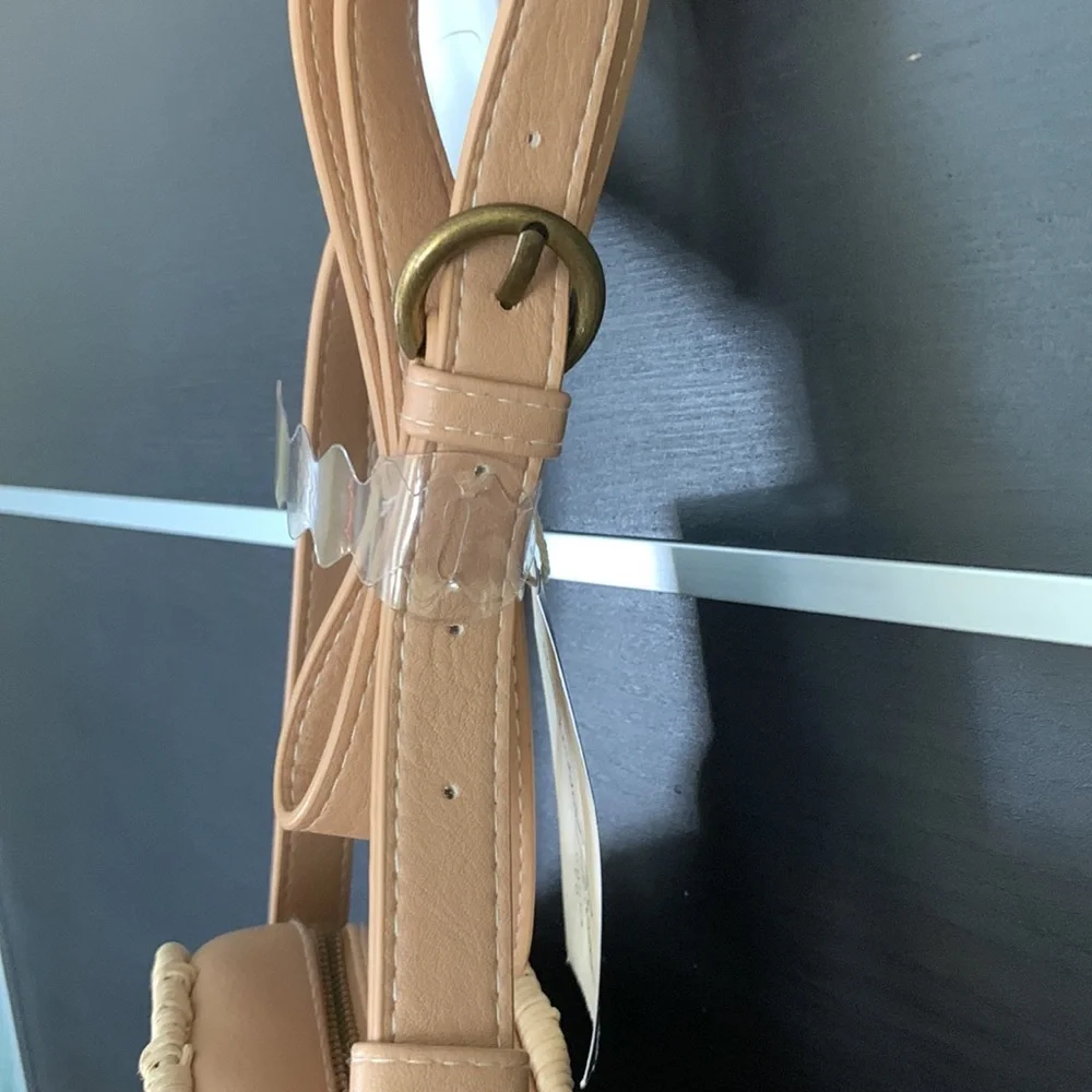 Universal Thread Round Zip Closure Straw Bag